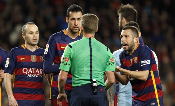 Busquets-Iniesta-Alba-Arbitro-2016-celta-efe.jpg