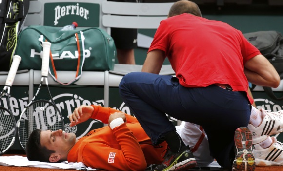 djokovic-tumbado-medico-reuters.jpg