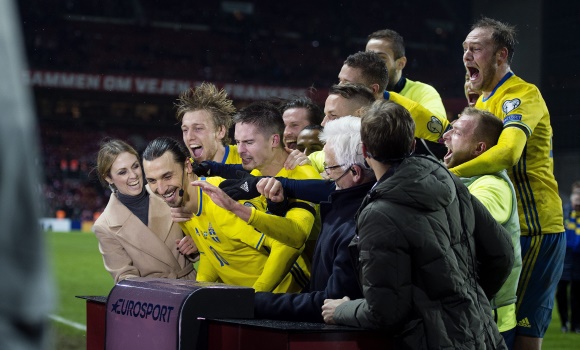 Ibrahimovic-companeros-Suecia-2015-efe.jpg