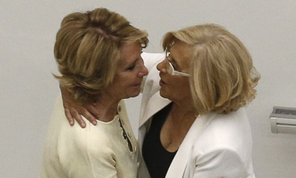 carmena-aguirre-beso-efe.jpg