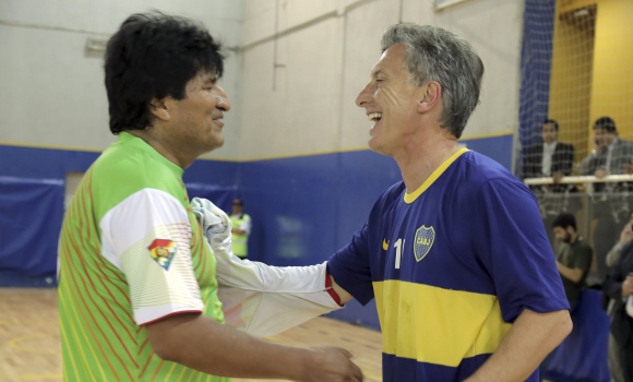 evo-morales-macri-futbol-reuters.jpg