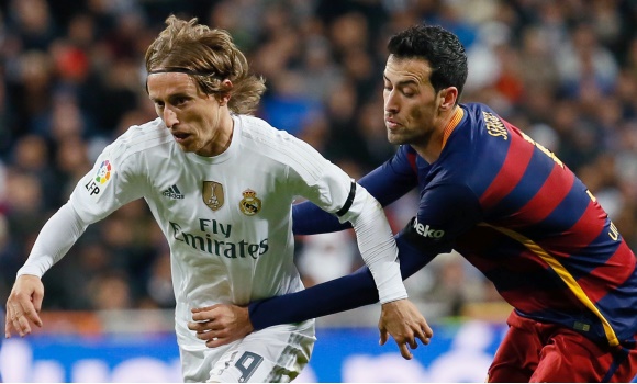 Modric-Busquets-2015-largo-reuters.jpg