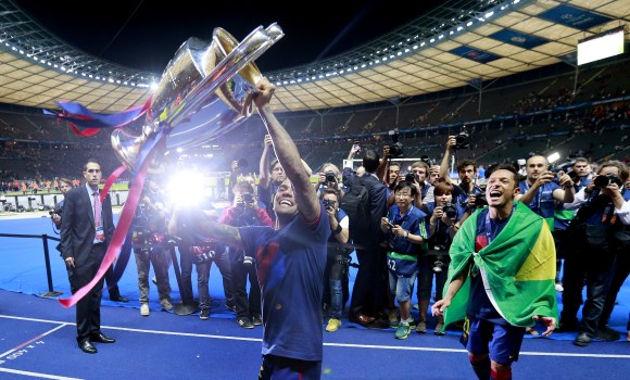 Alves-festeja-Champions-2015-efe.jpg