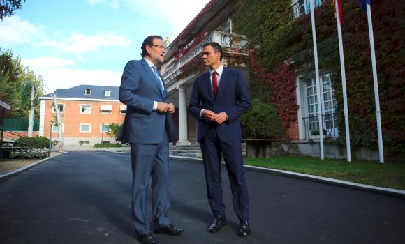 rajoy-pedrosanchez-patiomoncloa-efe.jpg