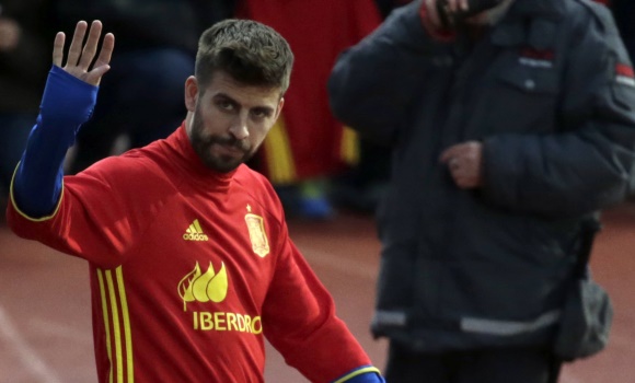 Pique-saluda-aficionados-entrenamiento-espana-2016-efe.jpg