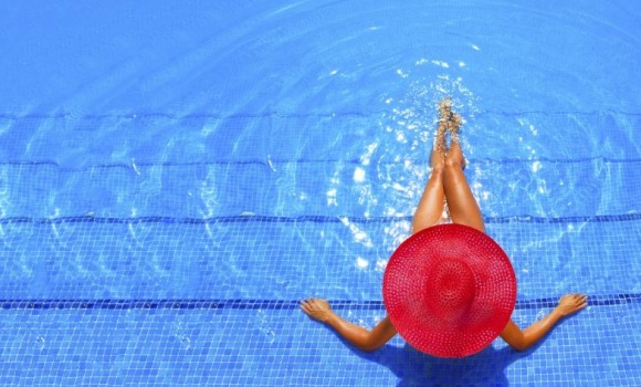 piscina-mujer-quay.jpg