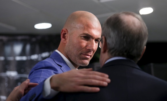 Zidane-Florentino-saludo-presentacion-2016-reuters.jpg