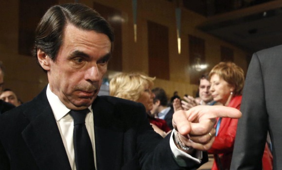 aznar-senala-efe.jpg