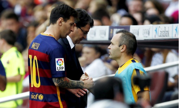 Messi-Iniesta-saludo-2015-EFE.jpg