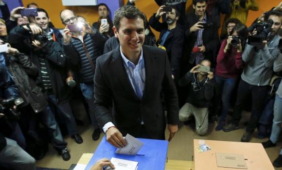 20D-AlbertRiveravota-EFE.jpg