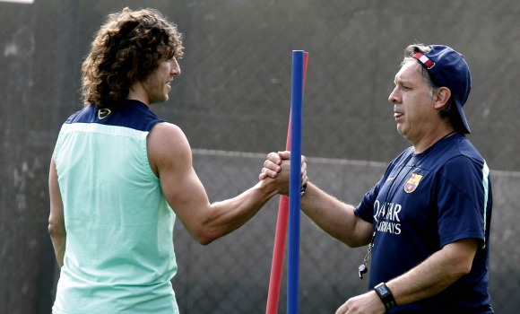 Puyol-Martino-saludo-2014-efe.jpg