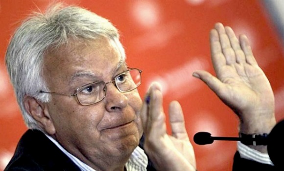 felipe-gonzalez-levanta-manos-efe.jpg