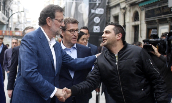Rajoy-Pontevedra-saludo-16dic2015EFE.jpg