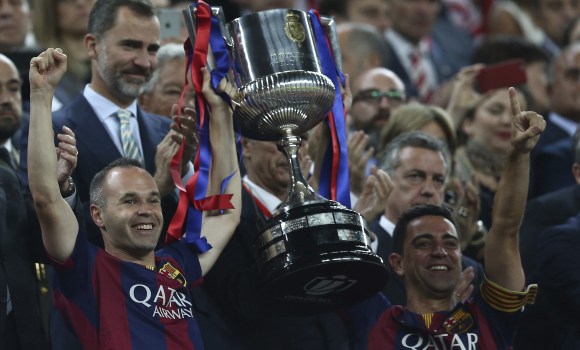 Iniesta-Xavi-levantan-Copa-rey-efe-2015.jpg