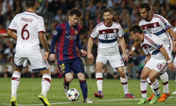 Messi-rodeado-Bayern-2015-reuters.jpg