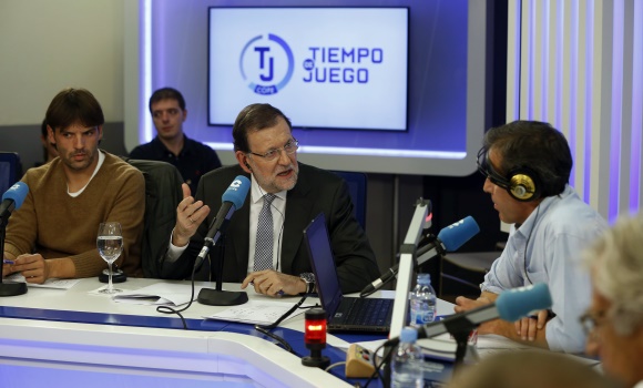 Morientes-Rajoy-Paco-Gonzalez-TiempodeJuego-Cope-efe-2015.jpg