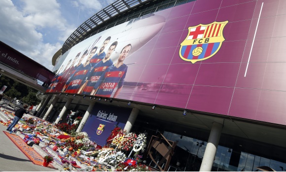 Cruyff-homenaje-camp-nou-2016-reuters.jpg
