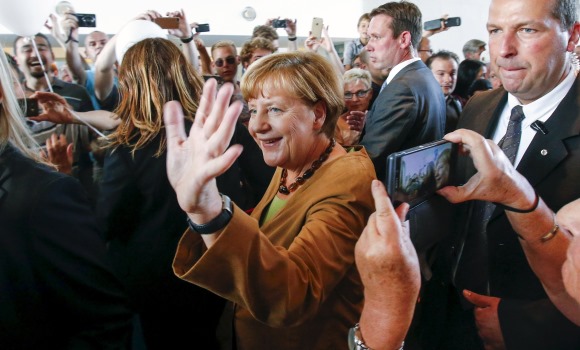 Merkel-2015-saludo-reuters.jpg