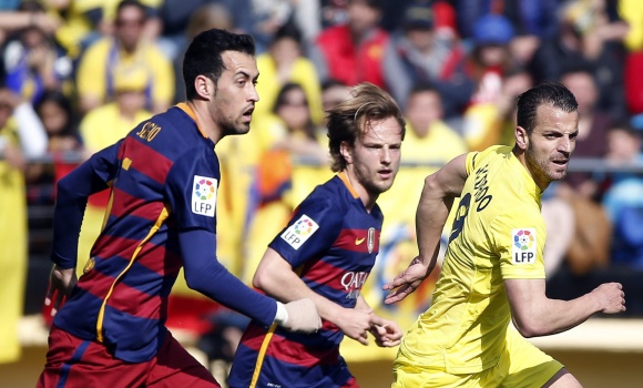 Busquets-Soldado-mano-vendada-2016-efe.jpg