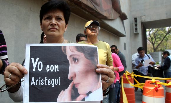 cartel-carmen-aristegui-efe.jpg