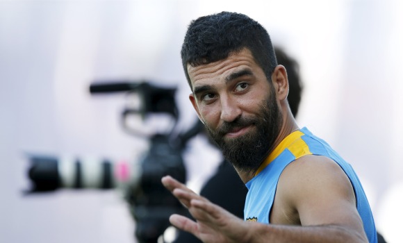 Arda-Turan-saluda-entreno-2015-reuters.jpg
