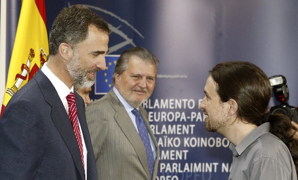iglesias-rey-saludo-efe.jpg