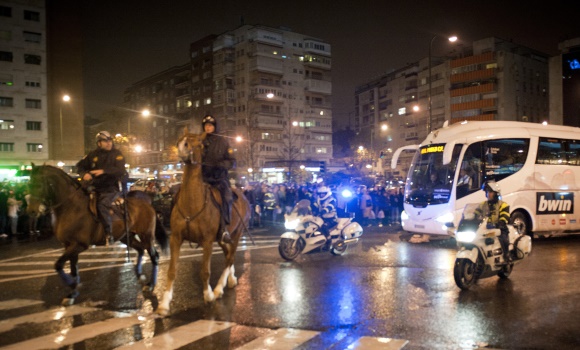 Policia-Bernabeu-Clasico-bus-2011-efe.jpg