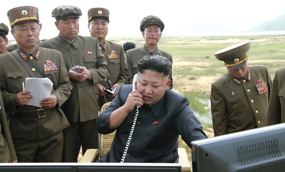 kim-jong-un-telefono-reuters.jpg