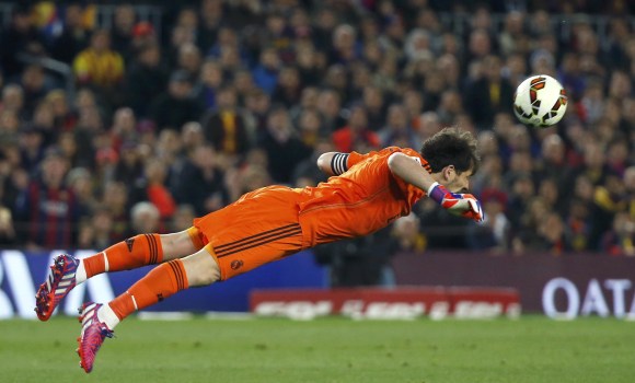 Casillas-despeja-cabeza-2015-reuters.jpg