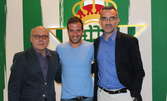 VanderVaart-2015-Betis-firma.jpg