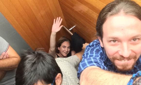 Iglesias-colau-ascensor-encerrados-2015.jpg