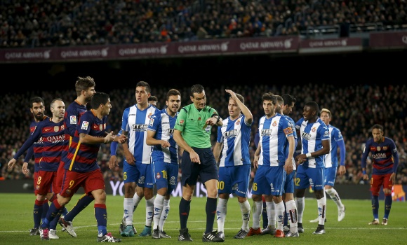 Barcelona-Espanyol-protestas-penalti-2016-reuters.jpg