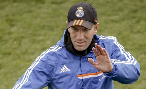 Zidane-saluda-2014-RealMadrid-entreno.jpg