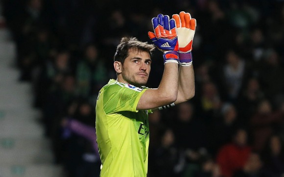 Casillas-aplaude-Elche-2015-efe.jpg