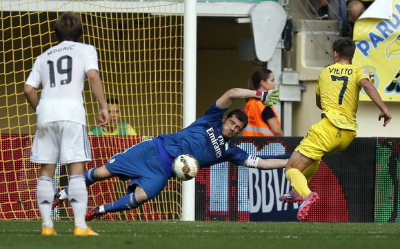 Casillas-paradon-villarreal-2014-efe.jpg