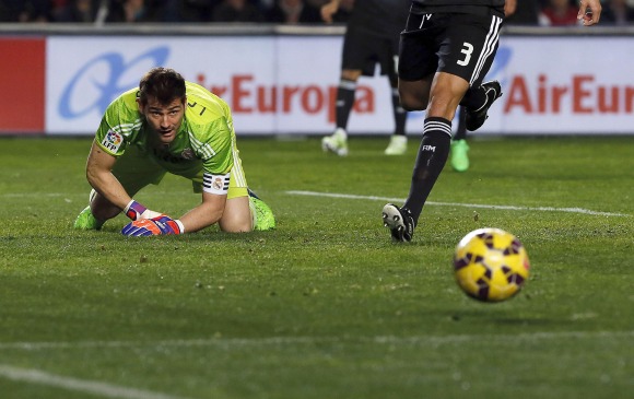 Casillas-paradon-Elche-2015-efe.jpg