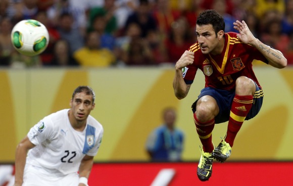 Cesc-salto-Espana-uruguay-2013-EFE.jpg