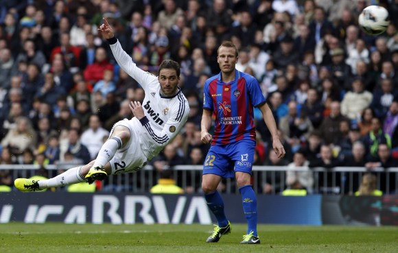 Higuain-gol-chilena-levante-2013-Reuters.jpg