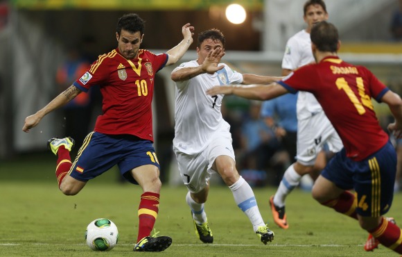 Cesc-disparo-Uruguay-2013-reuters.jpg