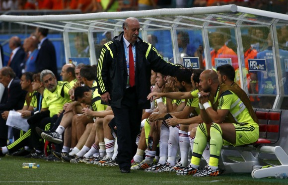 Seleccion-espana-DelBosque-saluda-jugadores-reuters