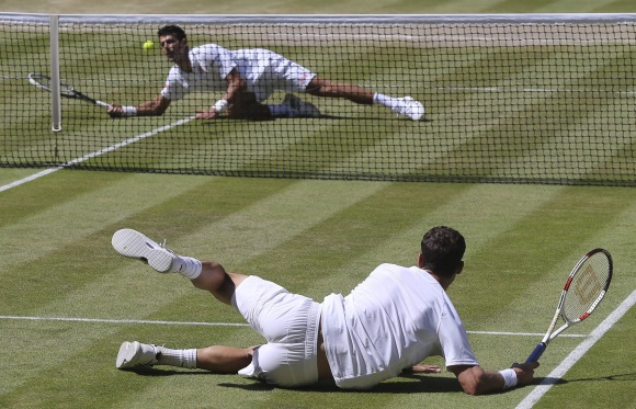 djokovic-dimitrov-suelo-efe.jpg