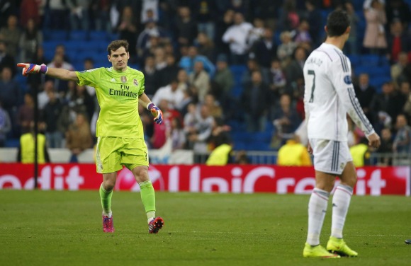 Casillas-ordena-cr7-centrodelcampo-2015-efe.jpg