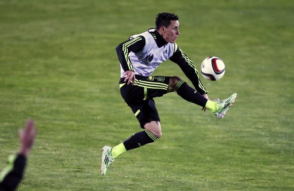Callejon-controla-balon-2014-reuters.jpg