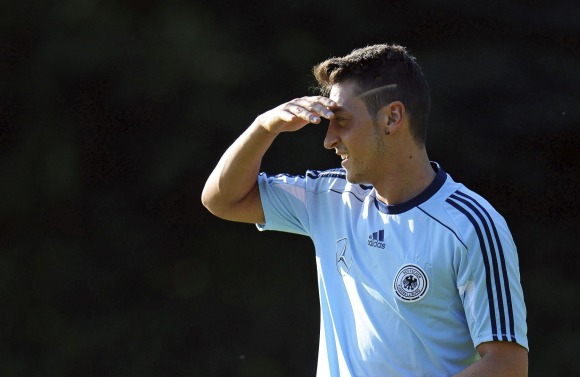 Ozil-entreno-Alemania-mirada-2013-efe.jpg