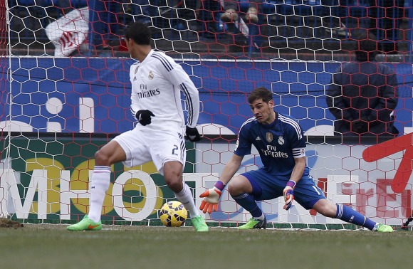 Casillas-no-para-derbi-Calderon-2015-reuters.jpg