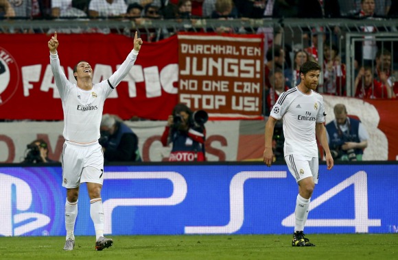 Xabi-Alonso-CR7-celebran-Munich-reuters.jpg