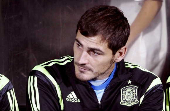 Casillas-serio-banquillo-espana-2014.jpg