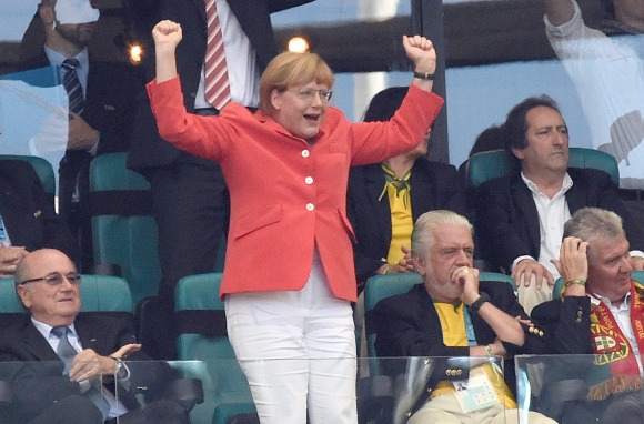 Merkel-celebra-gol-portugal-2014-Reuters.jpg