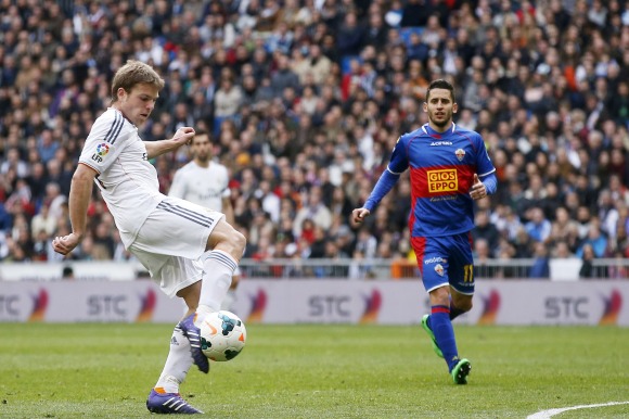 Illarramendi-disparo-gol-elche-2014-reuters.jpg
