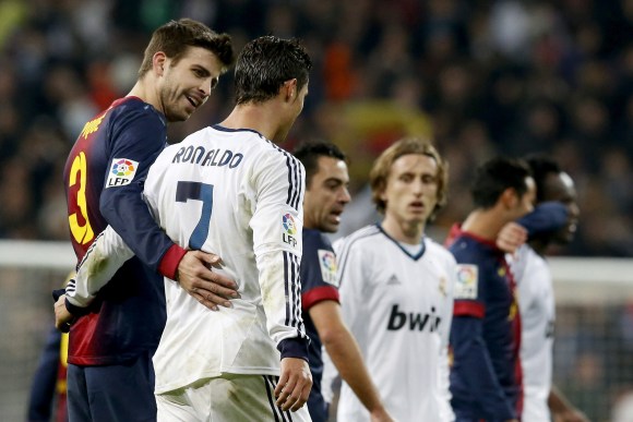 CR7-saluda-Pique-2013-efe.jpg